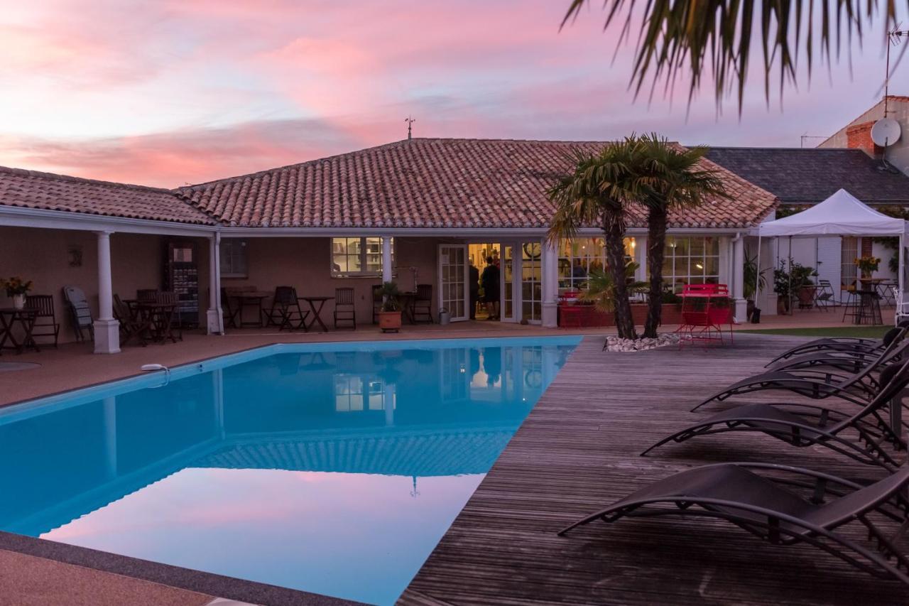 Le Manoir De L'Antiquite Hotell Challans Exteriör bild